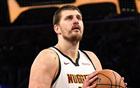 约基奇15+17+12造NBA神迹，穆雷10记三分，掘金7连胜宣战马刺